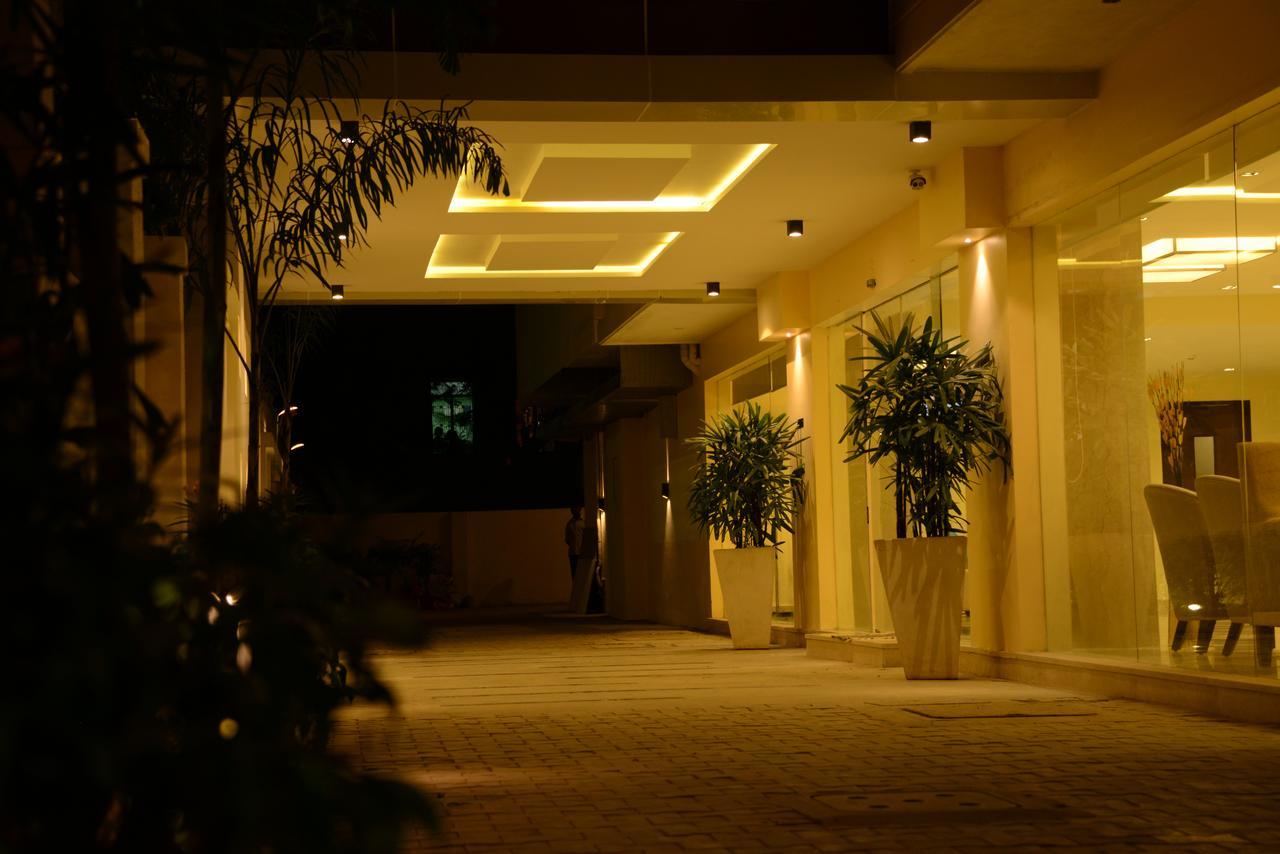 Hotel Blu Iris Chennai Zewnętrze zdjęcie
