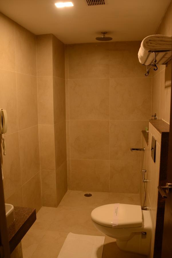 Hotel Blu Iris Chennai Zewnętrze zdjęcie