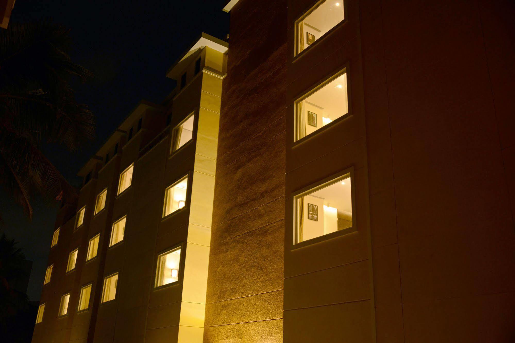 Hotel Blu Iris Chennai Zewnętrze zdjęcie