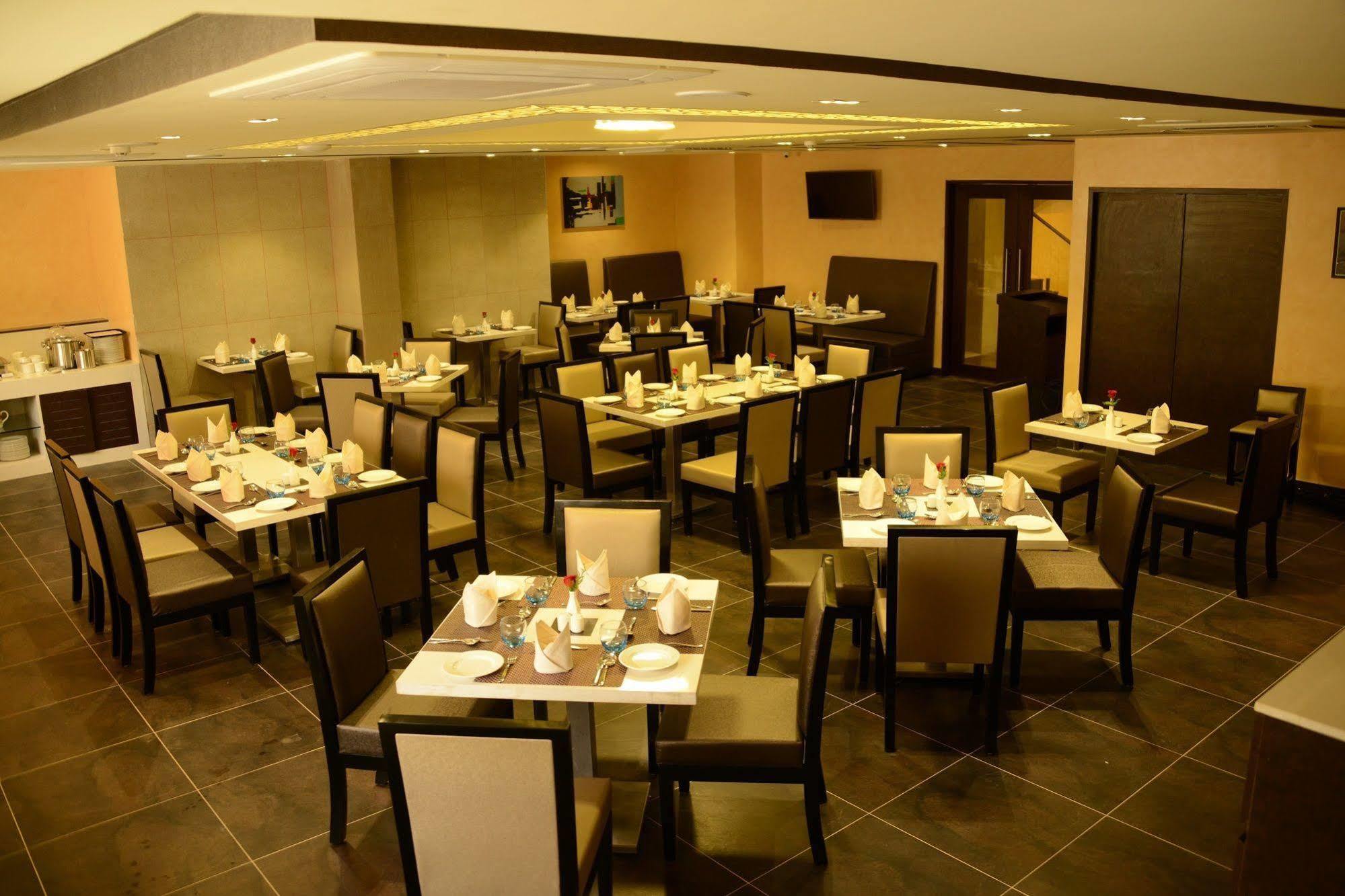 Hotel Blu Iris Chennai Zewnętrze zdjęcie