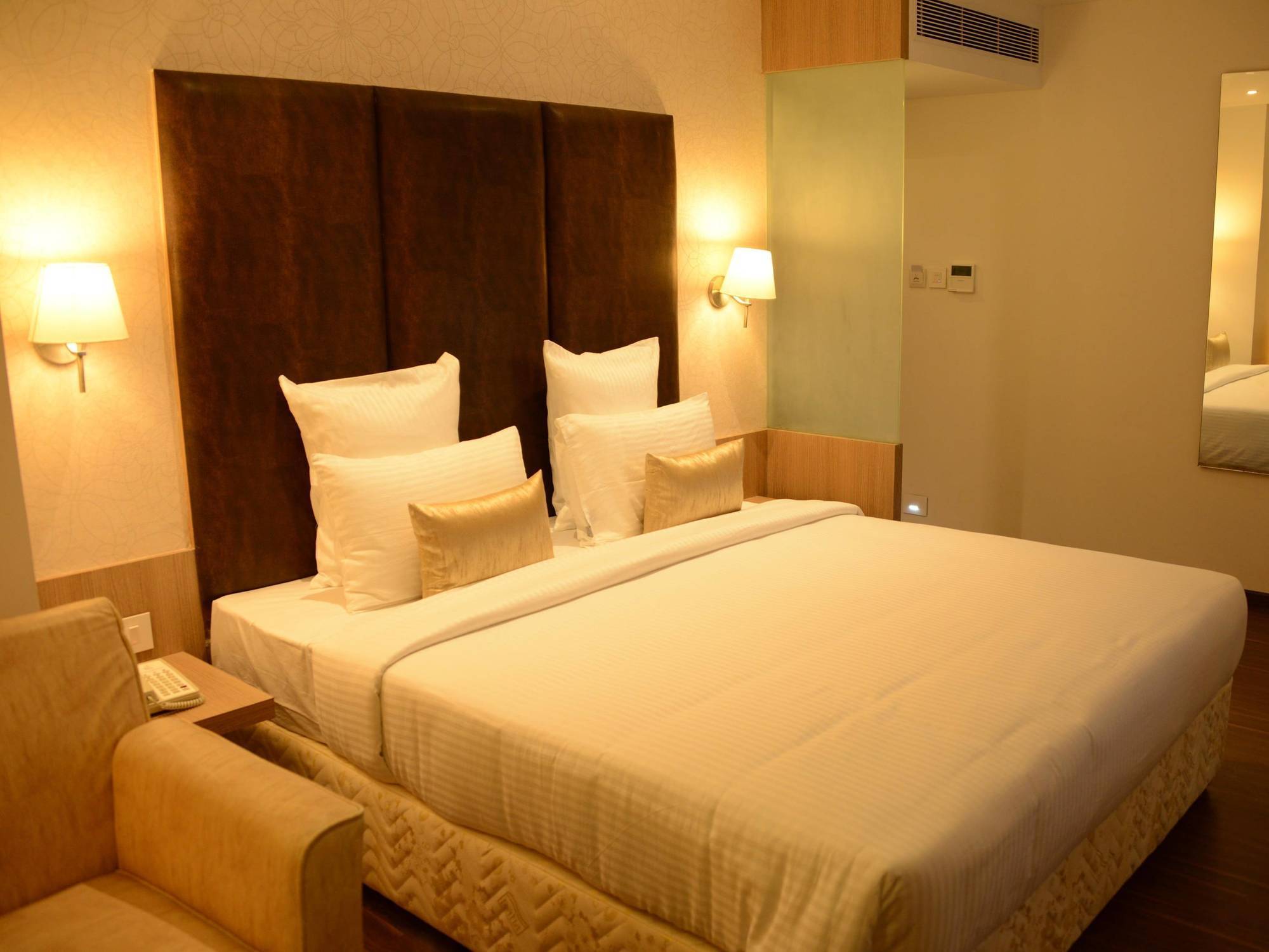 Hotel Blu Iris Chennai Zewnętrze zdjęcie