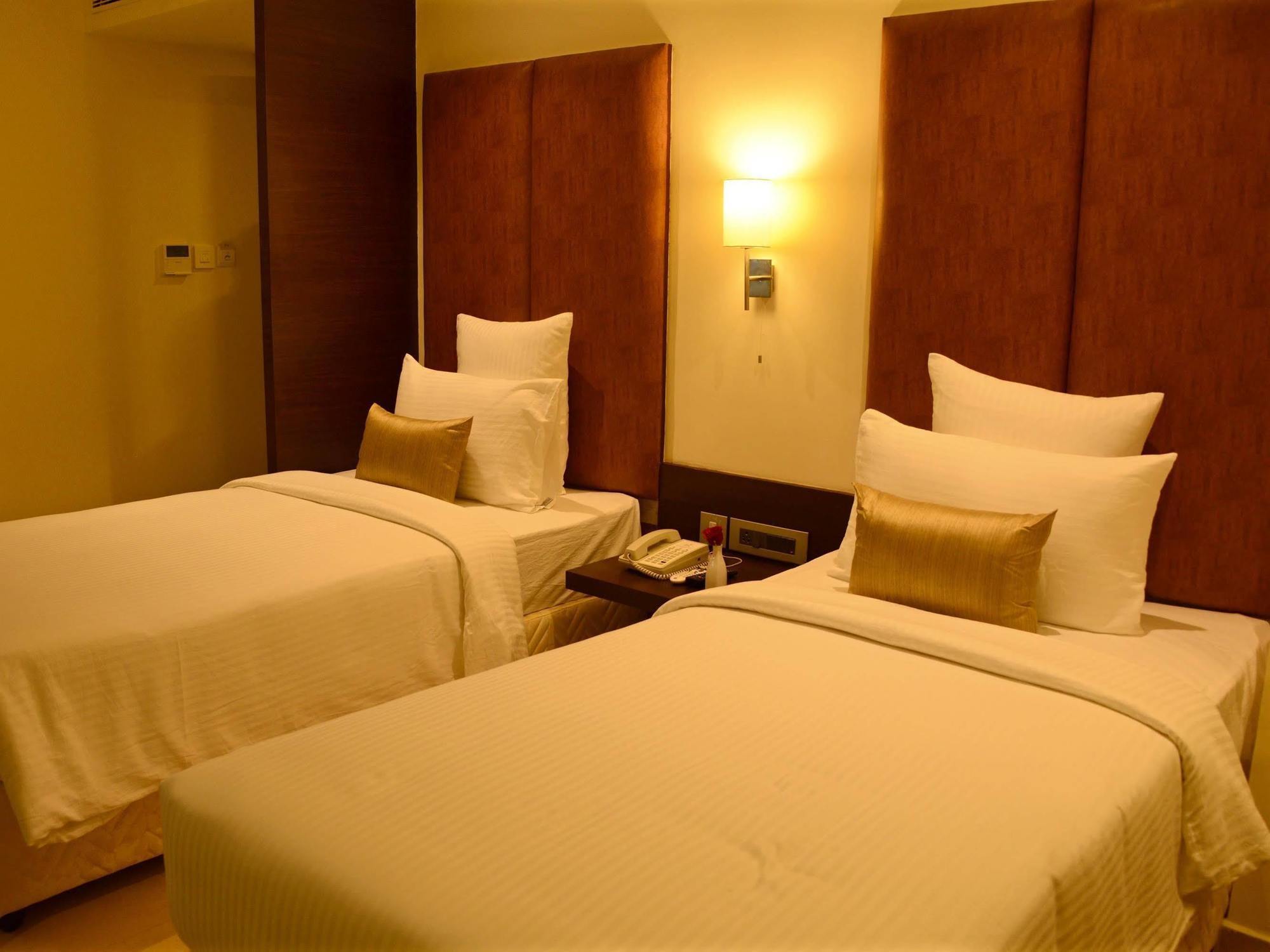 Hotel Blu Iris Chennai Zewnętrze zdjęcie