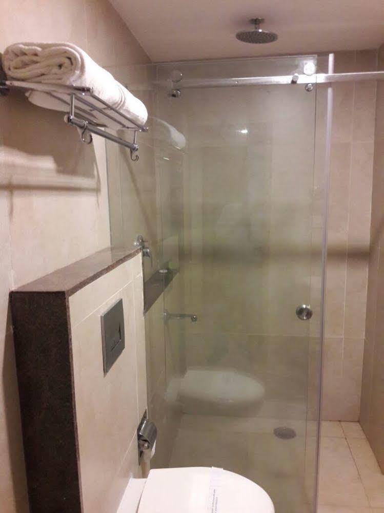 Hotel Blu Iris Chennai Zewnętrze zdjęcie