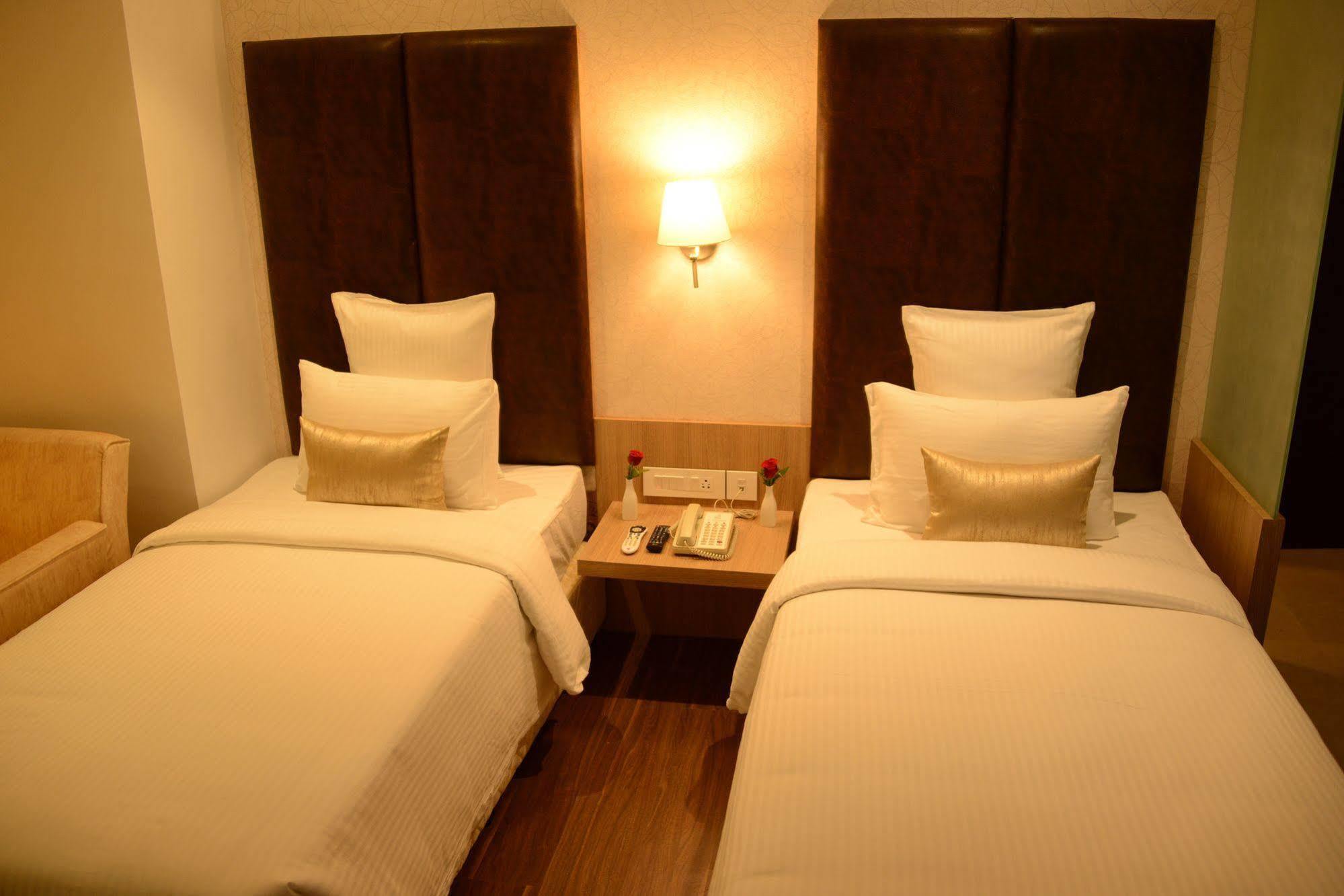 Hotel Blu Iris Chennai Zewnętrze zdjęcie