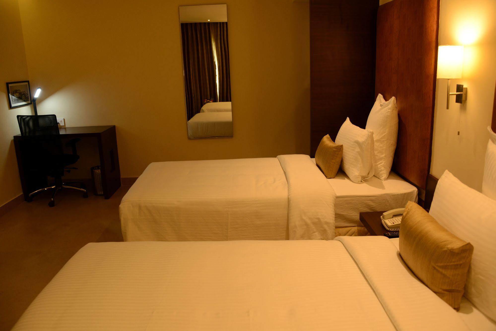 Hotel Blu Iris Chennai Zewnętrze zdjęcie