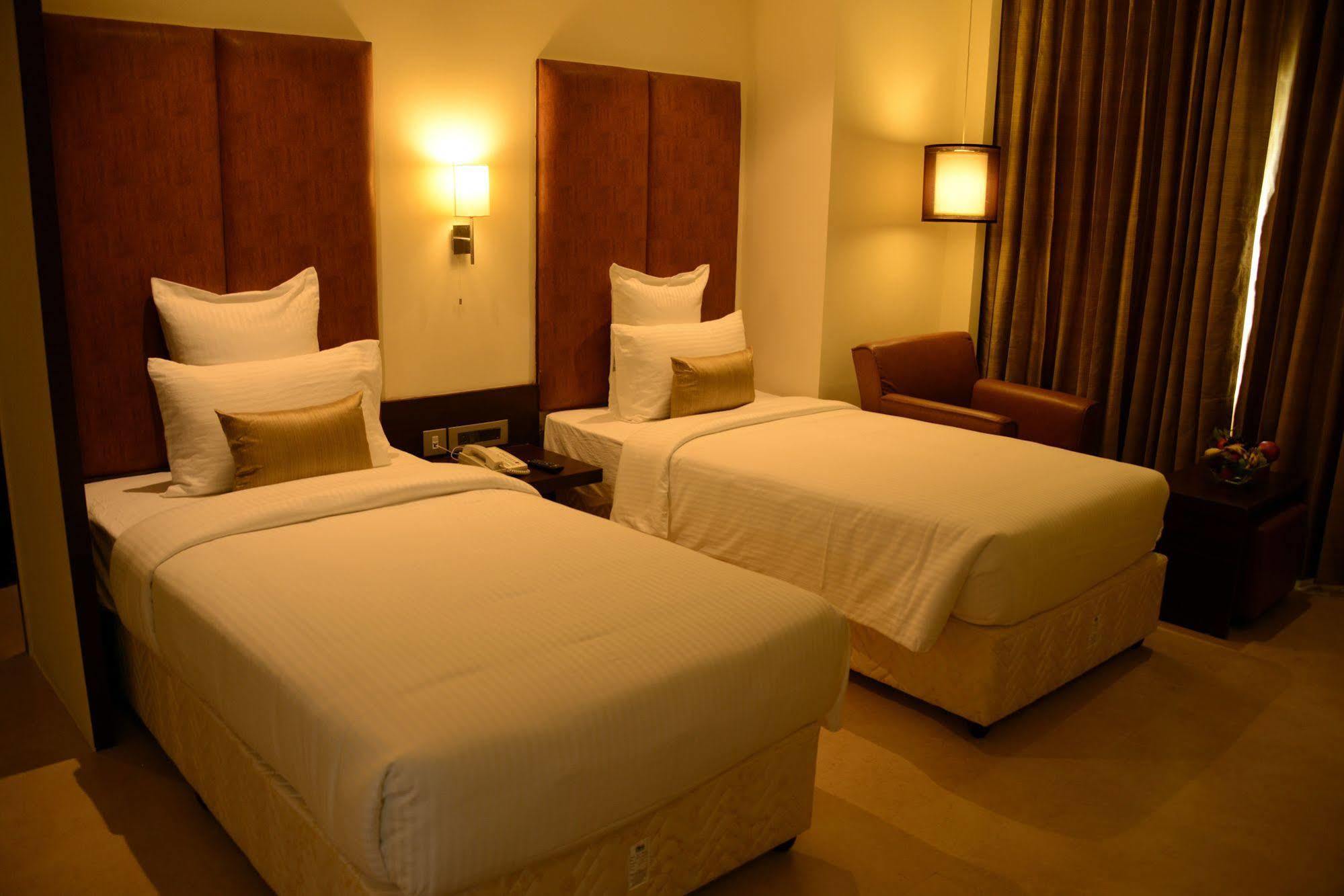 Hotel Blu Iris Chennai Zewnętrze zdjęcie