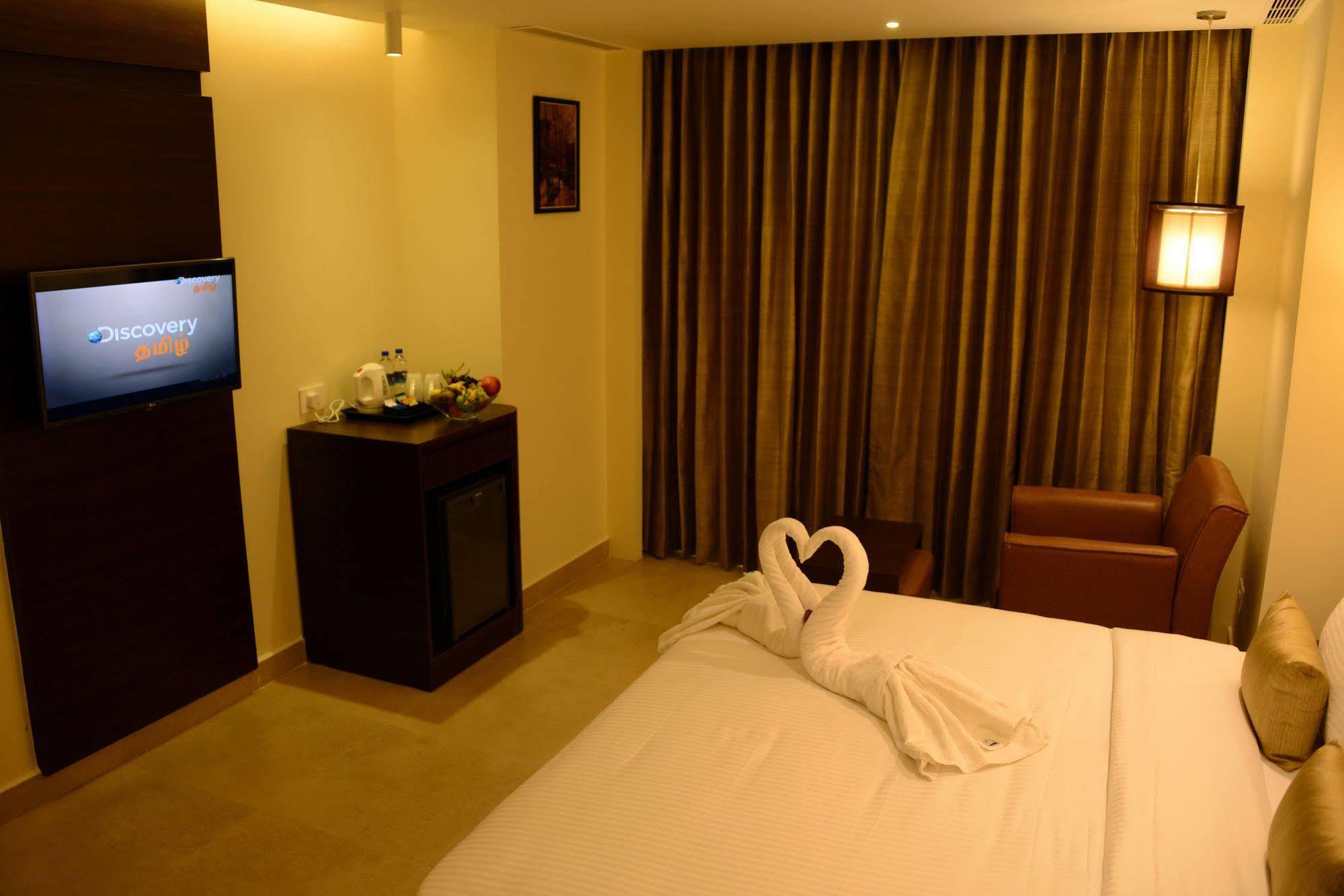 Hotel Blu Iris Chennai Zewnętrze zdjęcie