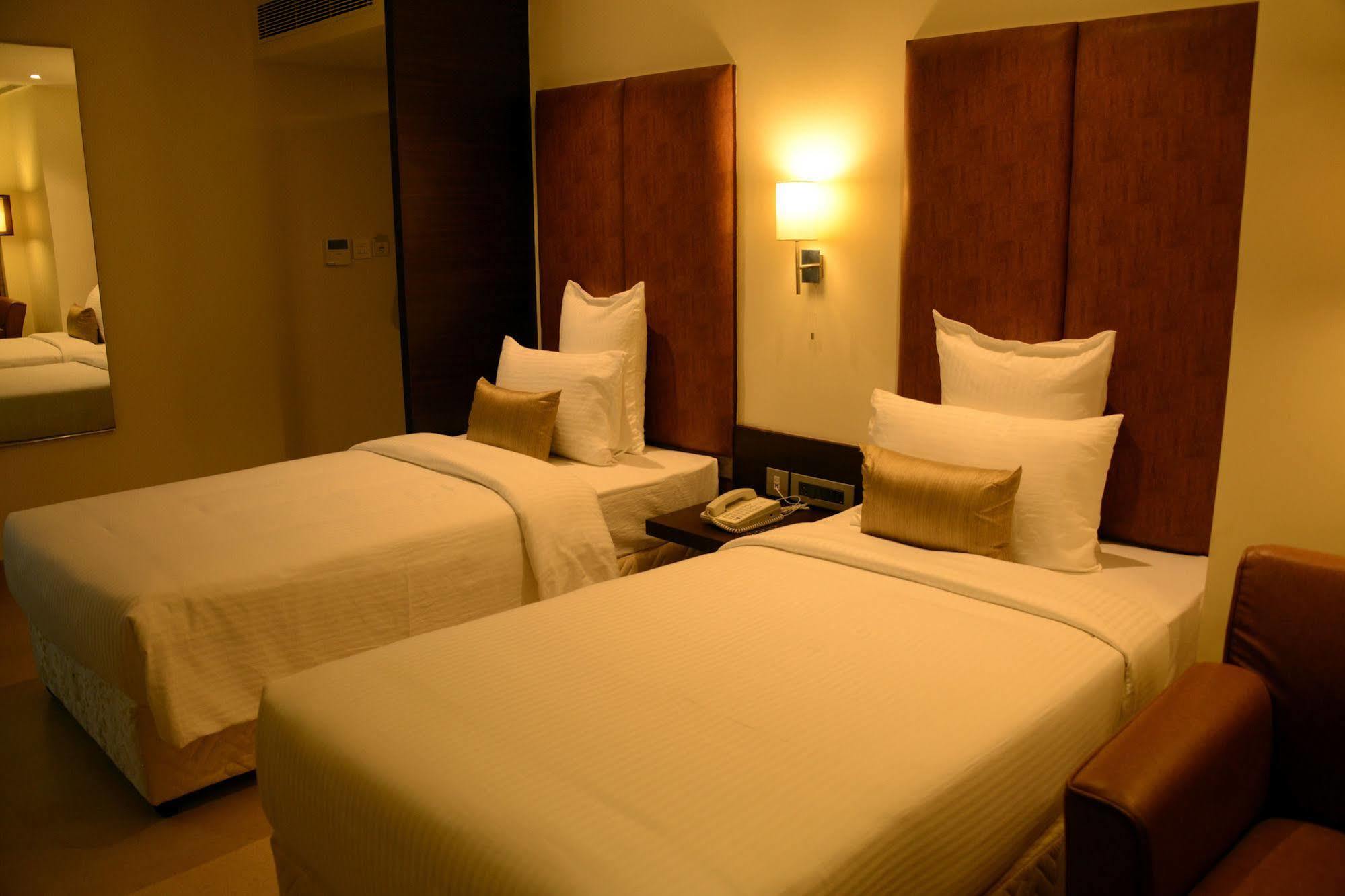 Hotel Blu Iris Chennai Zewnętrze zdjęcie