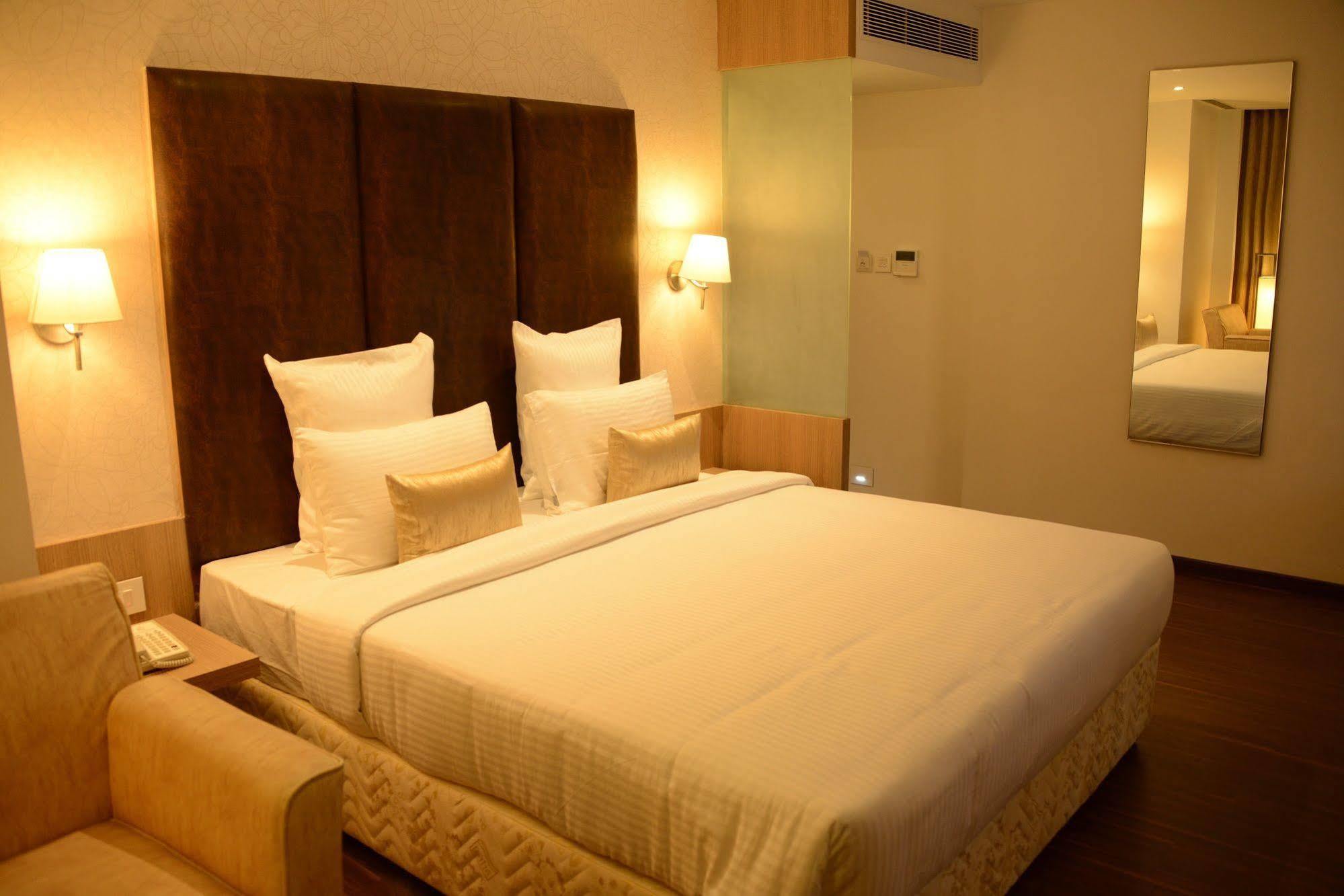 Hotel Blu Iris Chennai Zewnętrze zdjęcie